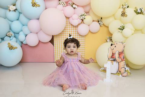 Ensaio de Acompanhamento de bebê. Evelyn Moura Fotografia. Fotógrafa em Niterói, Rio de Janeiro. Newborn. Festa infantil - Smash the cake - Smash the fruit - bebê - ensaio de 1 ano - viral - disney - festa de aniversário - branca de neve - ursino pooh'