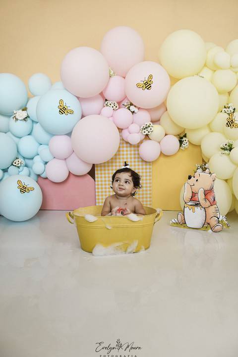 Ensaio de Acompanhamento de bebê. Evelyn Moura Fotografia. Fotógrafa em Niterói, Rio de Janeiro. Newborn. Festa infantil - Smash the cake - Smash the fruit - bebê - ensaio de 1 ano - viral - disney - festa de aniversário - branca de neve - ursino pooh'