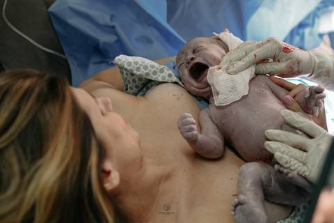 Fotografia de Parto - Newborn - Evelyn Moura Fotografia em Niterói, Rio de Janeiro - ensaio infantil - newborn de recém nascido - partos - parto em niteroi - registro de parto - maternidade são francisco - doce nascer - parto humanizado - andrea barbosa '