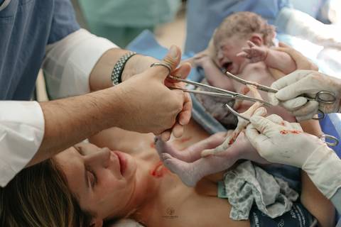 Fotografia de Parto - Newborn - Evelyn Moura Fotografia em Niterói, Rio de Janeiro - ensaio infantil - newborn de recém nascido - partos - parto em niteroi - registro de parto - maternidade são francisco - doce nascer - parto humanizado - andrea barbosa '