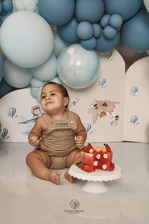 Ensaio de Acompanhamento de bebê. Evelyn Moura Fotografia. Fotógrafa em Niterói, Rio de Janeiro. Newborn. Festa infantil - Smash the cake - Smash the fruit - bebê - ensaio de 1 ano - viral - disney - festa de aniversário - volta ao mundo'