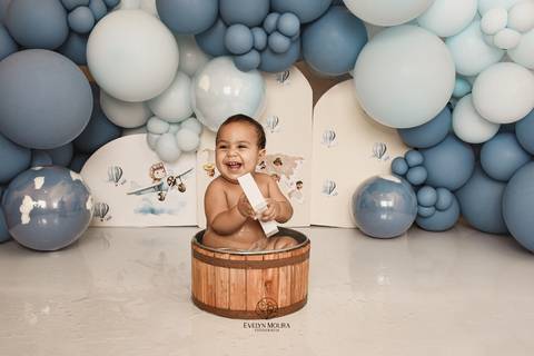 Ensaio de Acompanhamento de bebê. Evelyn Moura Fotografia. Fotógrafa em Niterói, Rio de Janeiro. Newborn. Festa infantil - Smash the cake - Smash the fruit - bebê - ensaio de 1 ano - viral - disney - festa de aniversário - volta ao mundo'