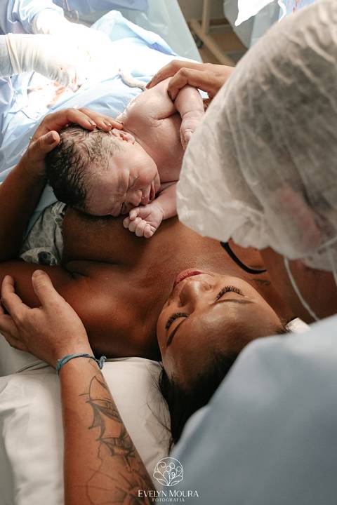 Fotografia de Parto - Newborn - Evelyn Moura Fotografia em Niterói, Rio de Janeiro - ensaio infantil - newborn de recém nascido - partos - parto em niteroi - registro de parto - maternidade são francisco - doce nascer - parto humanizado - andrea barbosa '