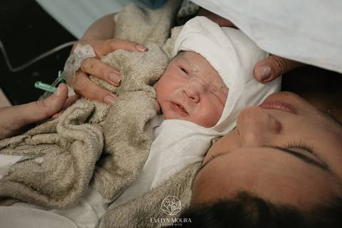 Fotografia de Parto - Newborn - Evelyn Moura Fotografia em Niterói, Rio de Janeiro - ensaio infantil - newborn de recém nascido - partos - parto em niteroi - registro de parto - maternidade são francisco - doce nascer - parto humanizado - andrea barbosa '