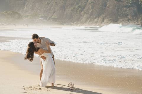 pre wedding - pre wedding na praia - niterói - fotografia de casal - evelyn moura fotografia - casal - amor'