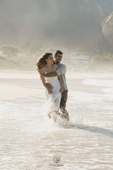 pre wedding - pre wedding na praia - niterói - fotografia de casal - evelyn moura fotografia - casal - amor'