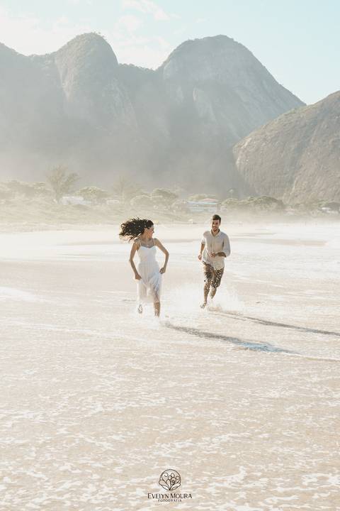 pre wedding - pre wedding na praia - niterói - fotografia de casal - evelyn moura fotografia - casal - amor'