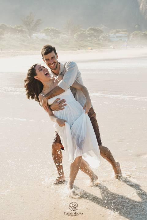 pre wedding - pre wedding na praia - niterói - fotografia de casal - evelyn moura fotografia - casal - amor'