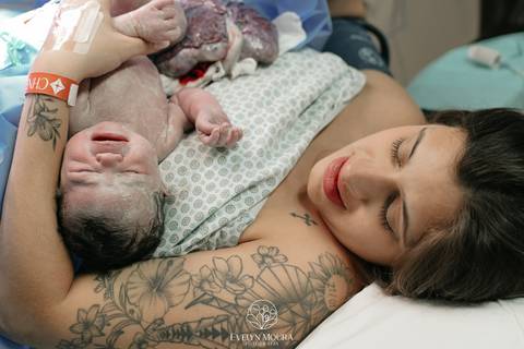 Fotografia de Parto - Newborn - Evelyn Moura Fotografia em Niterói, Rio de Janeiro - ensaio infantil - newborn de recém nascido - partos - parto em niteroi - registro de parto - maternidade são francisco - doce nascer - parto humanizado - andrea barbosa '