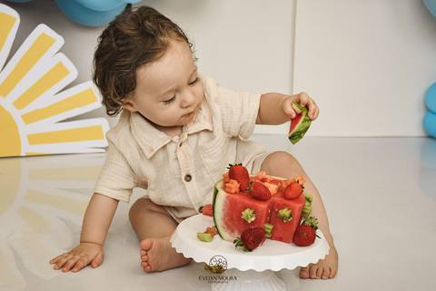 Ensaio de Acompanhamento de bebê. Evelyn Moura Fotografia. Fotógrafa em Niterói, Rio de Janeiro. Newborn. Festa infantil - Smash the cake - Smash the fruit - bebê - ensaio de 1 ano - viral - disney - festa de aniversário - volta ao sol '