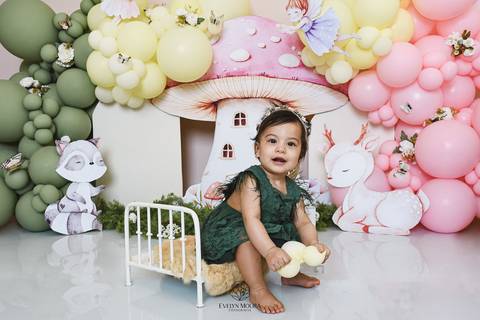 Ensaio de Acompanhamento de bebê. Evelyn Moura Fotografia. Fotógrafa em Niterói, Rio de Janeiro. Newborn. Festa infantil - Smash the cake - Smash the fruit - bebê - ensaio de 1 ano - viral - disney - festa de aniversário - jardim encantado - floresta '