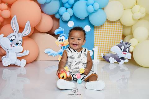 Ensaio de Acompanhamento de bebê. Evelyn Moura Fotografia. Fotógrafa em Niterói, Rio de Janeiro. Newborn. Festa infantil - Smash the cake - Smash the fruit - bebê - ensaio de 1 ano - viral - disney - festa de aniversário - baby looney tunes'