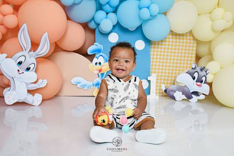 Ensaio de Acompanhamento de bebê. Evelyn Moura Fotografia. Fotógrafa em Niterói, Rio de Janeiro. Newborn. Festa infantil - Smash the cake - Smash the fruit - bebê - ensaio de 1 ano - viral - disney - festa de aniversário - baby looney tunes'