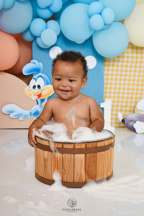 Ensaio de Acompanhamento de bebê. Evelyn Moura Fotografia. Fotógrafa em Niterói, Rio de Janeiro. Newborn. Festa infantil - Smash the cake - Smash the fruit - bebê - ensaio de 1 ano - viral - disney - festa de aniversário - baby looney tunes'