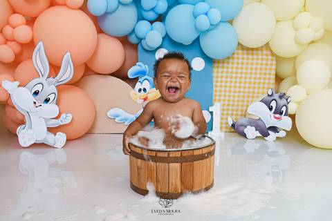Ensaio de Acompanhamento de bebê. Evelyn Moura Fotografia. Fotógrafa em Niterói, Rio de Janeiro. Newborn. Festa infantil - Smash the cake - Smash the fruit - bebê - ensaio de 1 ano - viral - disney - festa de aniversário - baby looney tunes'