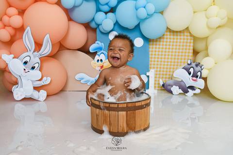 Ensaio de Acompanhamento de bebê. Evelyn Moura Fotografia. Fotógrafa em Niterói, Rio de Janeiro. Newborn. Festa infantil - Smash the cake - Smash the fruit - bebê - ensaio de 1 ano - viral - disney - festa de aniversário - baby looney tunes'
