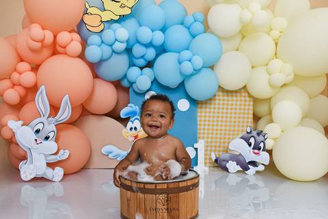Ensaio de Acompanhamento de bebê. Evelyn Moura Fotografia. Fotógrafa em Niterói, Rio de Janeiro. Newborn. Festa infantil - Smash the cake - Smash the fruit - bebê - ensaio de 1 ano - viral - disney - festa de aniversário - baby looney tunes'