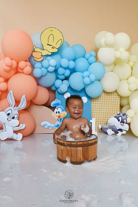 Ensaio de Acompanhamento de bebê. Evelyn Moura Fotografia. Fotógrafa em Niterói, Rio de Janeiro. Newborn. Festa infantil - Smash the cake - Smash the fruit - bebê - ensaio de 1 ano - viral - disney - festa de aniversário - baby looney tunes'