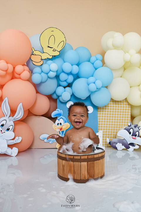 Ensaio de Acompanhamento de bebê. Evelyn Moura Fotografia. Fotógrafa em Niterói, Rio de Janeiro. Newborn. Festa infantil - Smash the cake - Smash the fruit - bebê - ensaio de 1 ano - viral - disney - festa de aniversário - baby looney tunes'