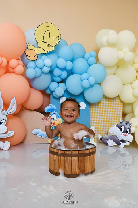 Ensaio de Acompanhamento de bebê. Evelyn Moura Fotografia. Fotógrafa em Niterói, Rio de Janeiro. Newborn. Festa infantil - Smash the cake - Smash the fruit - bebê - ensaio de 1 ano - viral - disney - festa de aniversário - baby looney tunes'