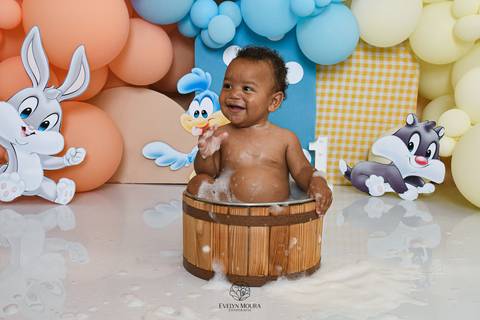Ensaio de Acompanhamento de bebê. Evelyn Moura Fotografia. Fotógrafa em Niterói, Rio de Janeiro. Newborn. Festa infantil - Smash the cake - Smash the fruit - bebê - ensaio de 1 ano - viral - disney - festa de aniversário - baby looney tunes'