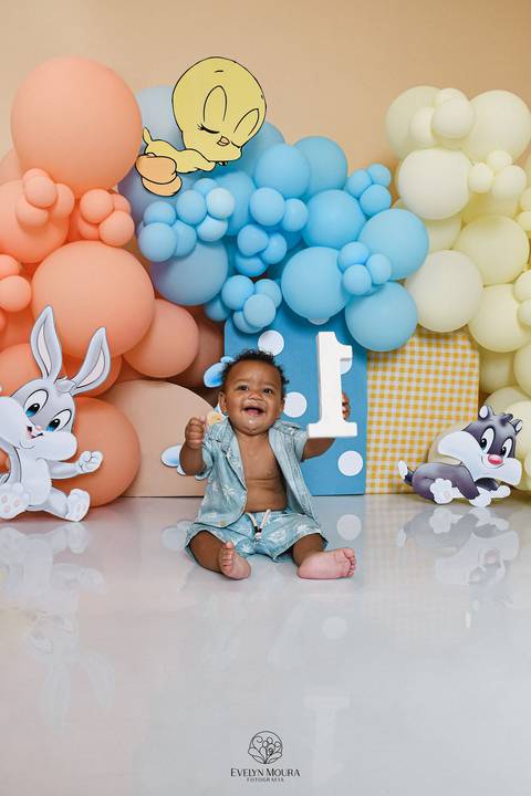 Ensaio de Acompanhamento de bebê. Evelyn Moura Fotografia. Fotógrafa em Niterói, Rio de Janeiro. Newborn. Festa infantil - Smash the cake - Smash the fruit - bebê - ensaio de 1 ano - viral - disney - festa de aniversário - baby looney tunes'