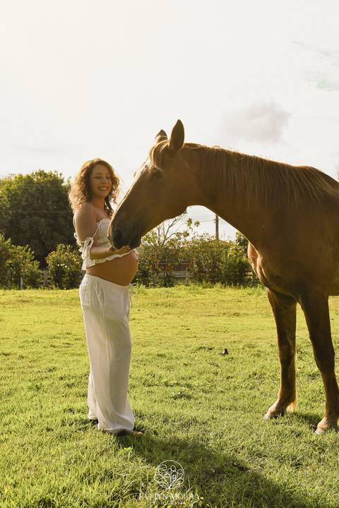 Ensaio Lifestyle Gestante - Ensaio Gestante Estúdio - Niterói, Rio de Janeiro - Evelyn Moura Fotografia - Ensaio de Gestante - Gestante - Newborn - Ensaio em casa - Doce gestar - cavalo - fazenda - parto - maternidade - ensaio externo em Vitória ES'