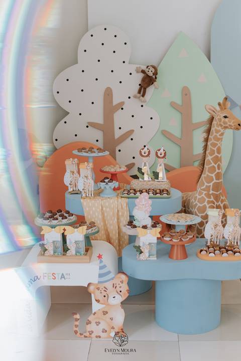 Festa Infantil - Evelyn Moura Fotografia - Fotografia em Niterói, Rio de Janeiro - casa de festa - decoração - decoração de festa - festa colorida- docinhos - bolo - criança - crianças - festa linda - tema safari- casa de festa '