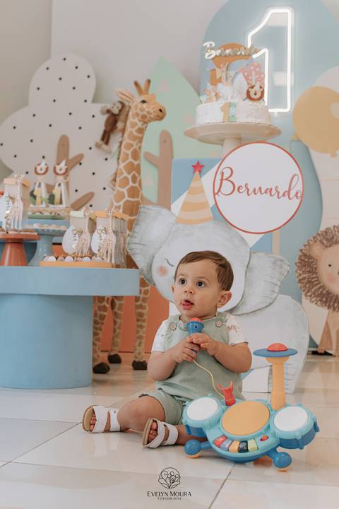 Festa Infantil - Evelyn Moura Fotografia - Fotografia em Niterói, Rio de Janeiro - casa de festa - decoração - decoração de festa - festa colorida- docinhos - bolo - criança - crianças - festa linda - tema safari- casa de festa '