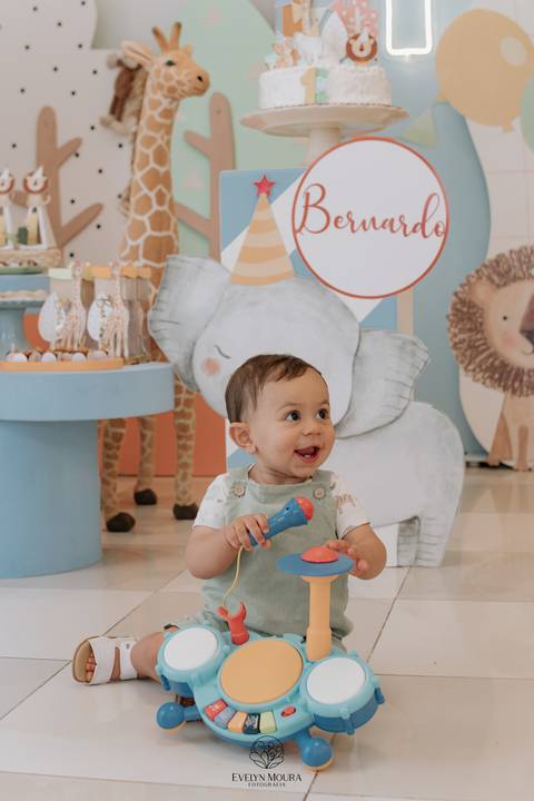 Festa Infantil - Evelyn Moura Fotografia - Fotografia em Niterói, Rio de Janeiro - casa de festa - decoração - decoração de festa - festa colorida- docinhos - bolo - criança - crianças - festa linda - tema safari- casa de festa '