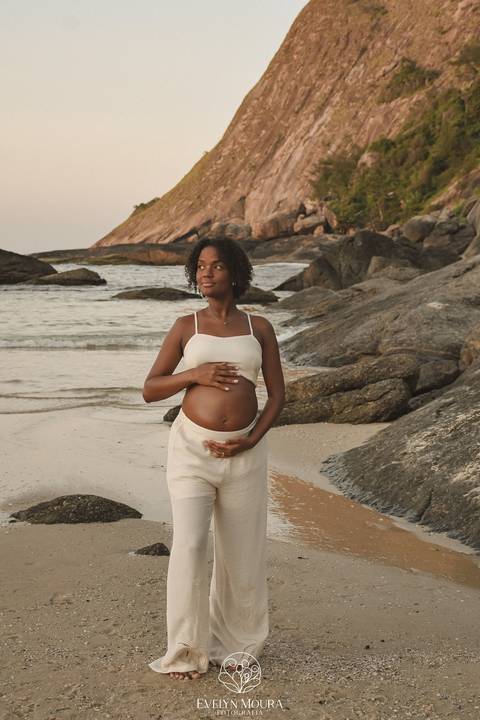 ensaio de gestante externo em Niterói, em Itacoatiara na praia'