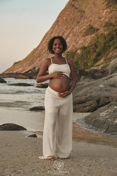 ensaio de gestante externo em Niterói, em Itacoatiara na praia'