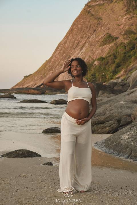 ensaio de gestante externo em Niterói, em Itacoatiara na praia'