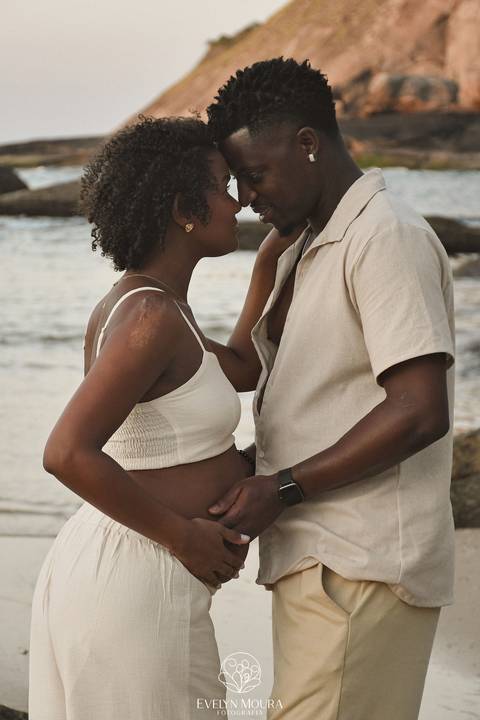 ensaio de gestante externo em Niterói, em Itacoatiara na praia'