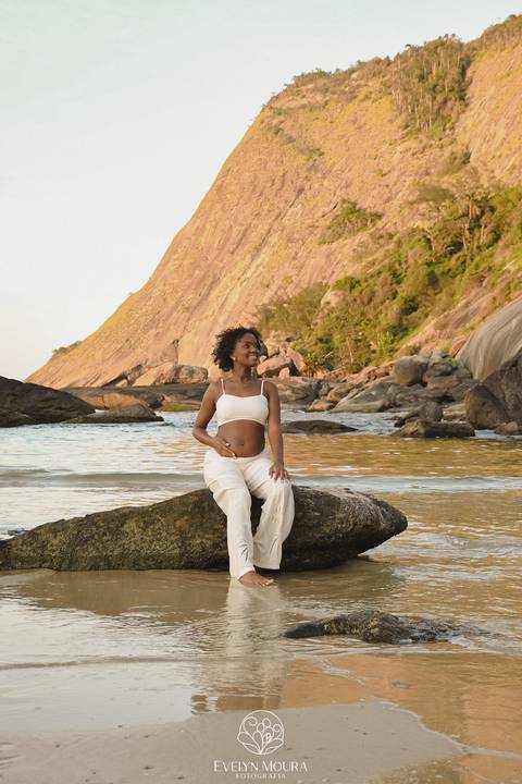 ensaio de gestante externo em Niterói, em Itacoatiara na praia'