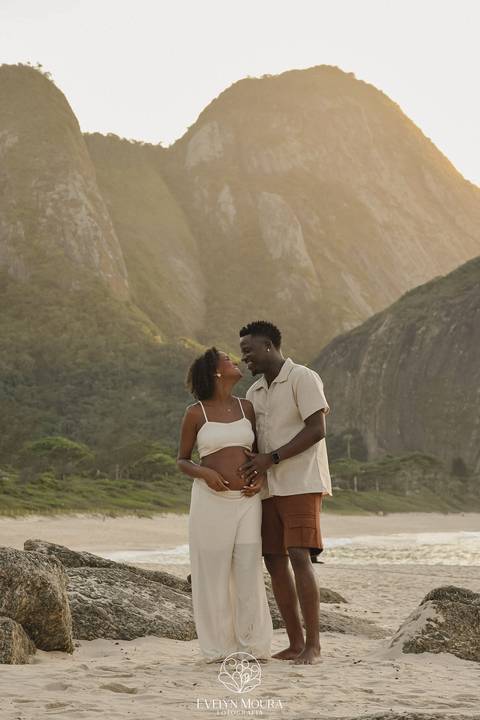 ensaio de gestante externo em Niterói, em Itacoatiara na praia'