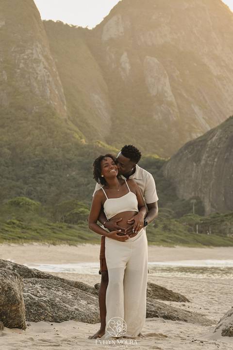 ensaio de gestante externo em Niterói, em Itacoatiara na praia'