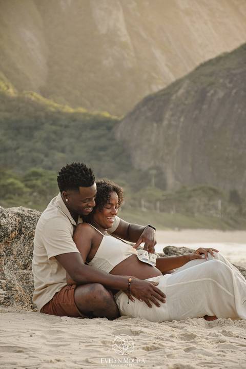 ensaio de gestante externo em Niterói, em Itacoatiara na praia'