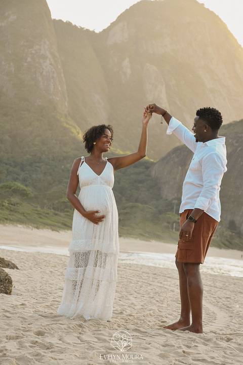 ensaio de gestante externo em Niterói, em Itacoatiara na praia'
