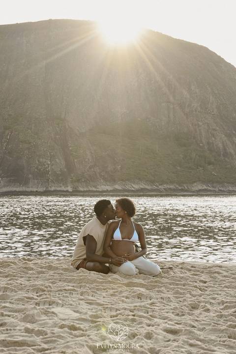 ensaio de gestante externo em Niterói, em Itacoatiara na praia'