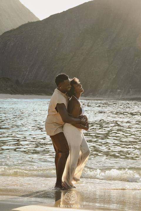 ensaio de gestante externo em Niterói, em Itacoatiara na praia'