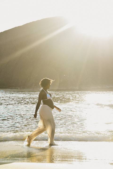 ensaio de gestante externo em Niterói, em Itacoatiara na praia'