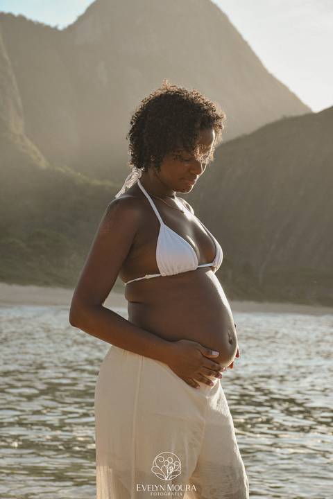ensaio de gestante externo em Niterói, em Itacoatiara na praia'
