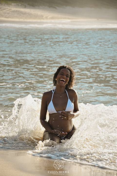 ensaio de gestante externo em Niterói, em Itacoatiara na praia'