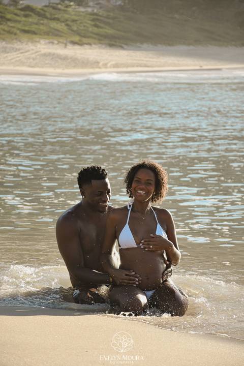 ensaio de gestante externo em Niterói, em Itacoatiara na praia'