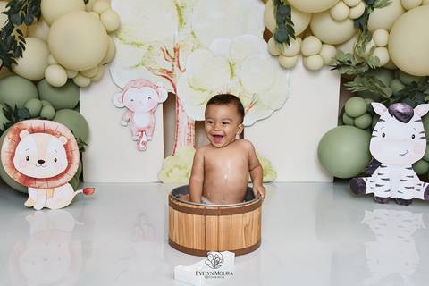 Ensaio de Acompanhamento de bebê. Evelyn Moura Fotografia. Fotógrafa em Niterói, Rio de Janeiro. Newborn. Festa infantil - Smash the cake - Smash the fruit - bebê - ensaio de 1 ano - viral - disney - festa de aniversário - safari'