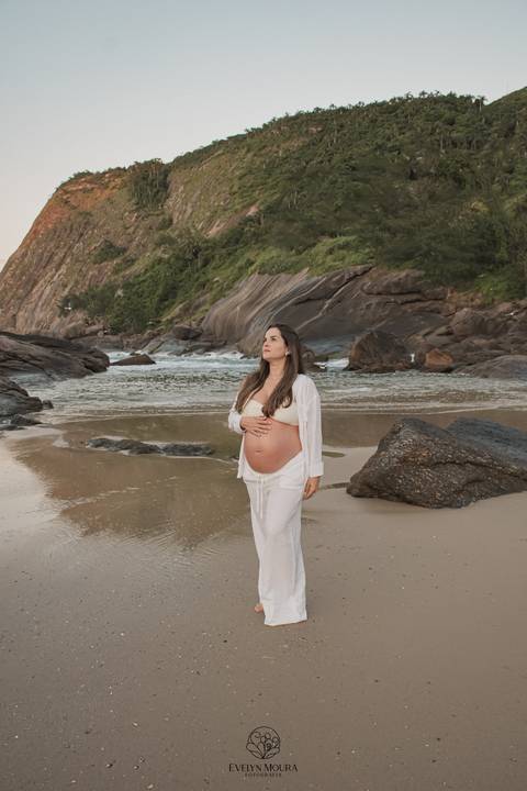 ensaio de gestante externo em Niterói, em Itacoatiara na praia'