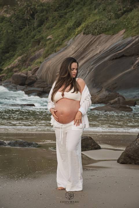 ensaio de gestante externo em Niterói, em Itacoatiara na praia'
