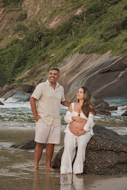 ensaio de gestante externo em Niterói, em Itacoatiara na praia'