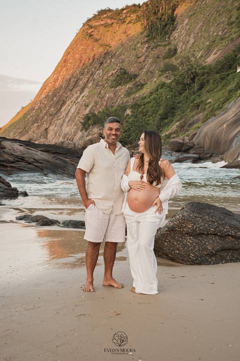 ensaio de gestante externo em Niterói, em Itacoatiara na praia'